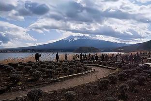 暖心，罗马战国米赛前下起大雨，佩莱格里尼为小球童挡雨